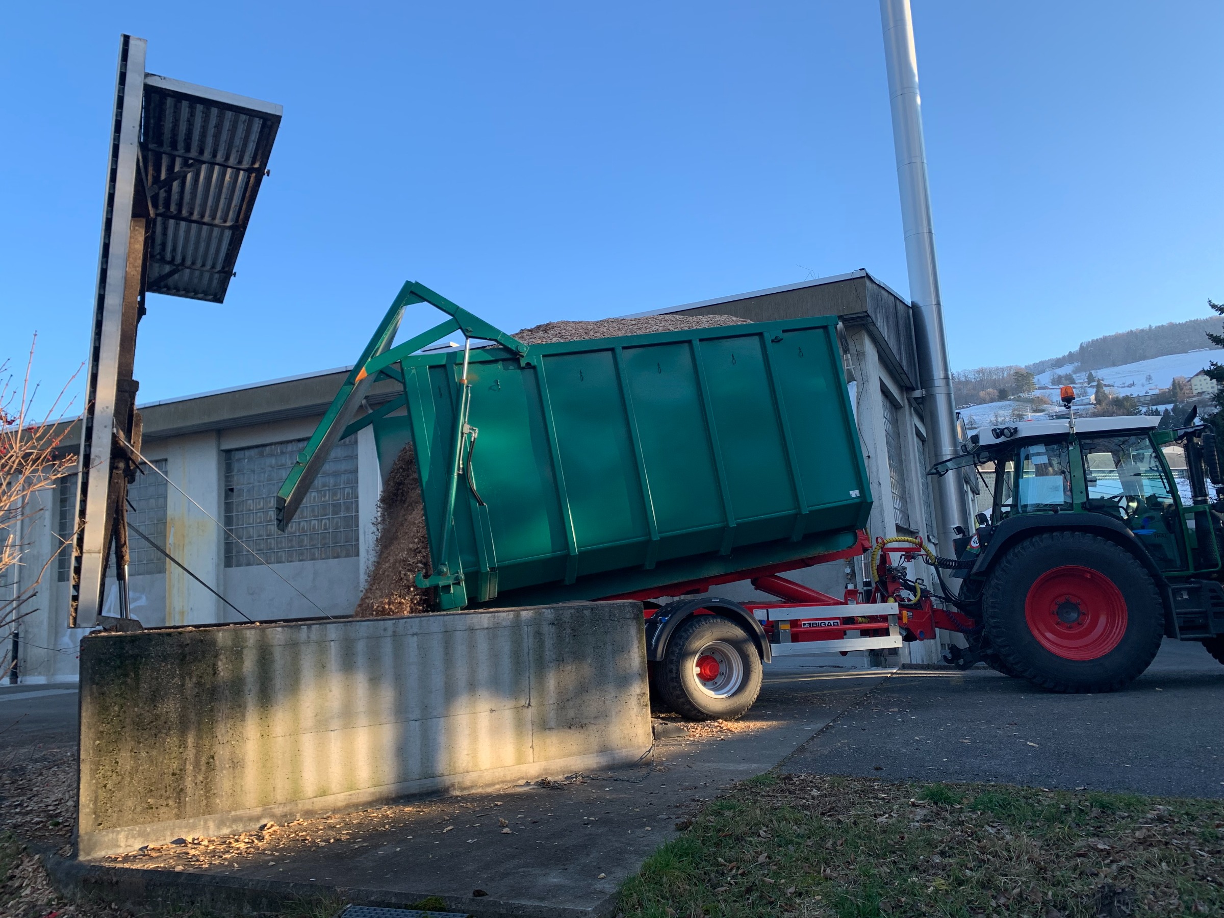 Lieferung Holzschnitzel Thal.JPG
